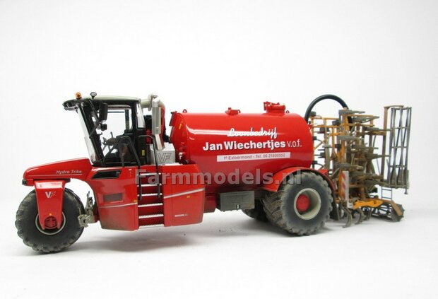 COMBISET: Dirty &amp; ND-VERVAET Hydro Trike STOF- &amp; MESTLOOK + VEENHUIS Bouwlandbemester (Verkruimelrollen) RED TANK + Wiechertjes LOGO 1:32   MM1819-Wiechertjes-3-COMBI-D