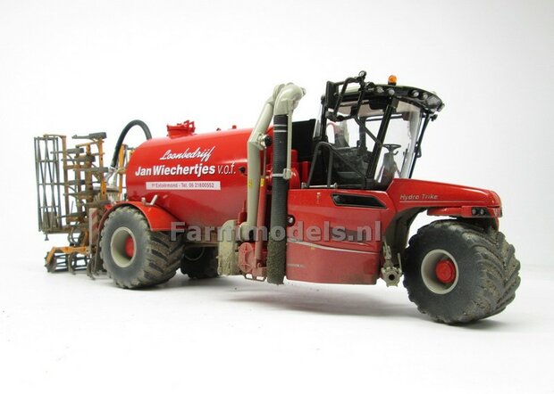 COMBISET: Dirty &amp; ND-VERVAET Hydro Trike STOF- &amp; MESTLOOK + VEENHUIS Bouwlandbemester (Verkruimelrollen) RED TANK + Wiechertjes LOGO 1:32   MM1819-Wiechertjes-3-COMBI-D