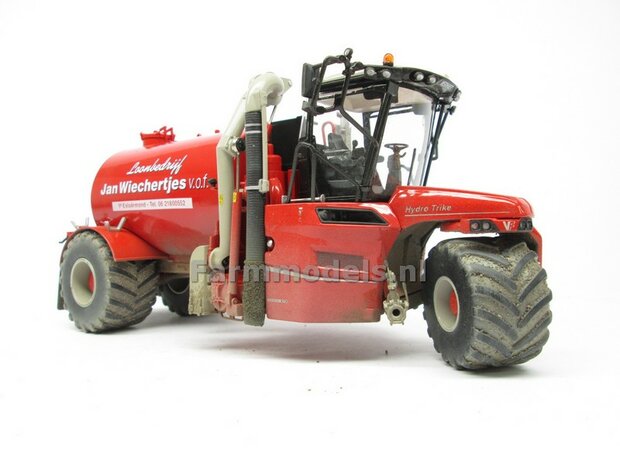 COMBISET: Dirty &amp; ND-VERVAET Hydro Trike STOF- &amp; MESTLOOK + VEENHUIS Bouwlandbemester (Verkruimelrollen) RED TANK + Wiechertjes LOGO 1:32   MM1819-Wiechertjes-3-COMBI-D